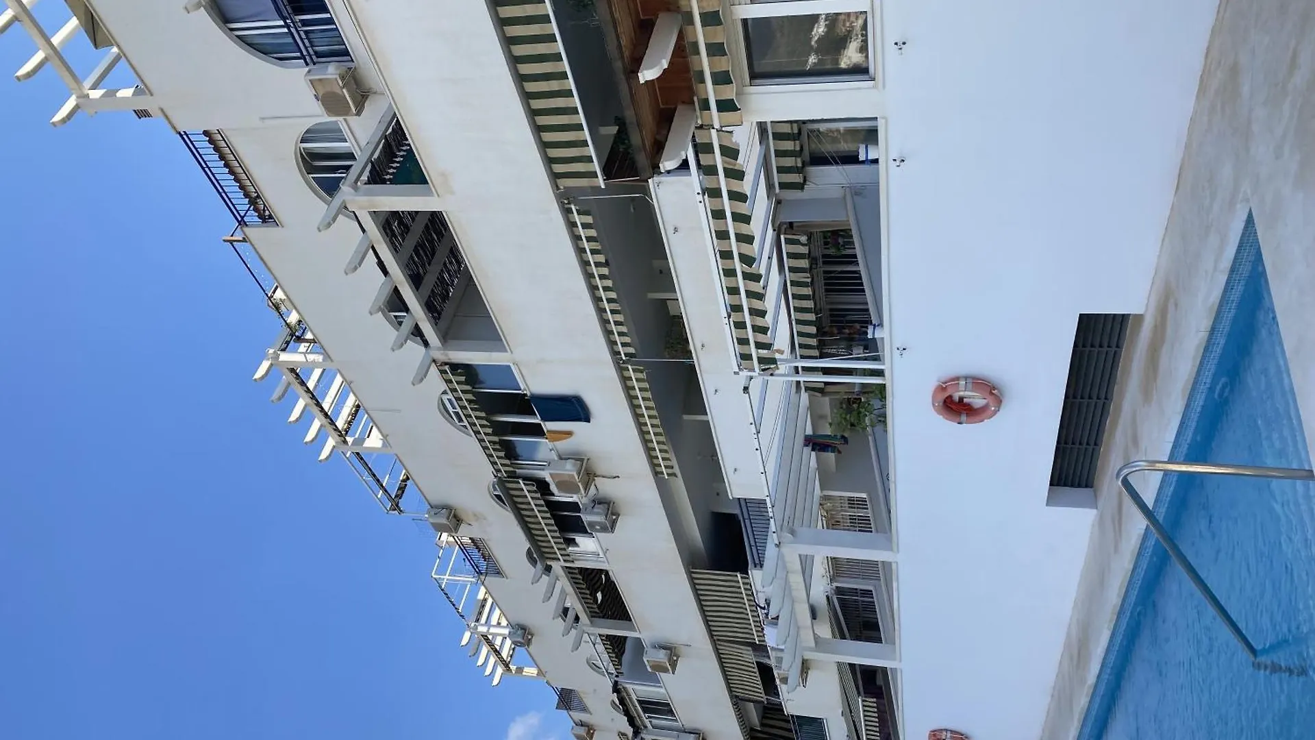 Acogedor Apartamento Con Piscina En Бенальмадена Испания